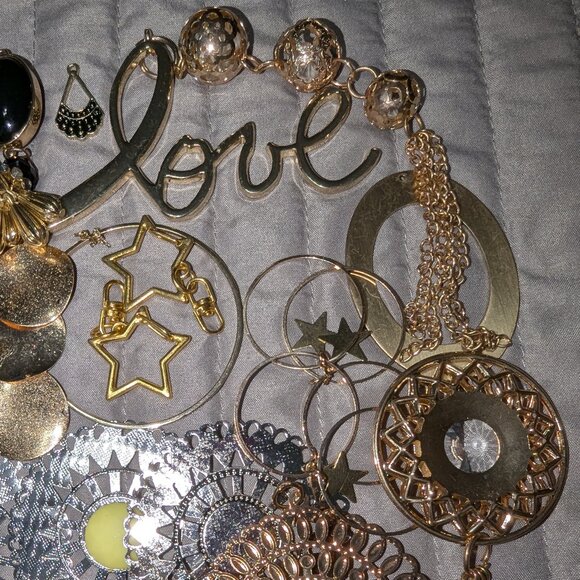 $3 with Bundle ~ Mixed Pendant/Jewelry Findings Lot 5312 - Picture 3 of 5